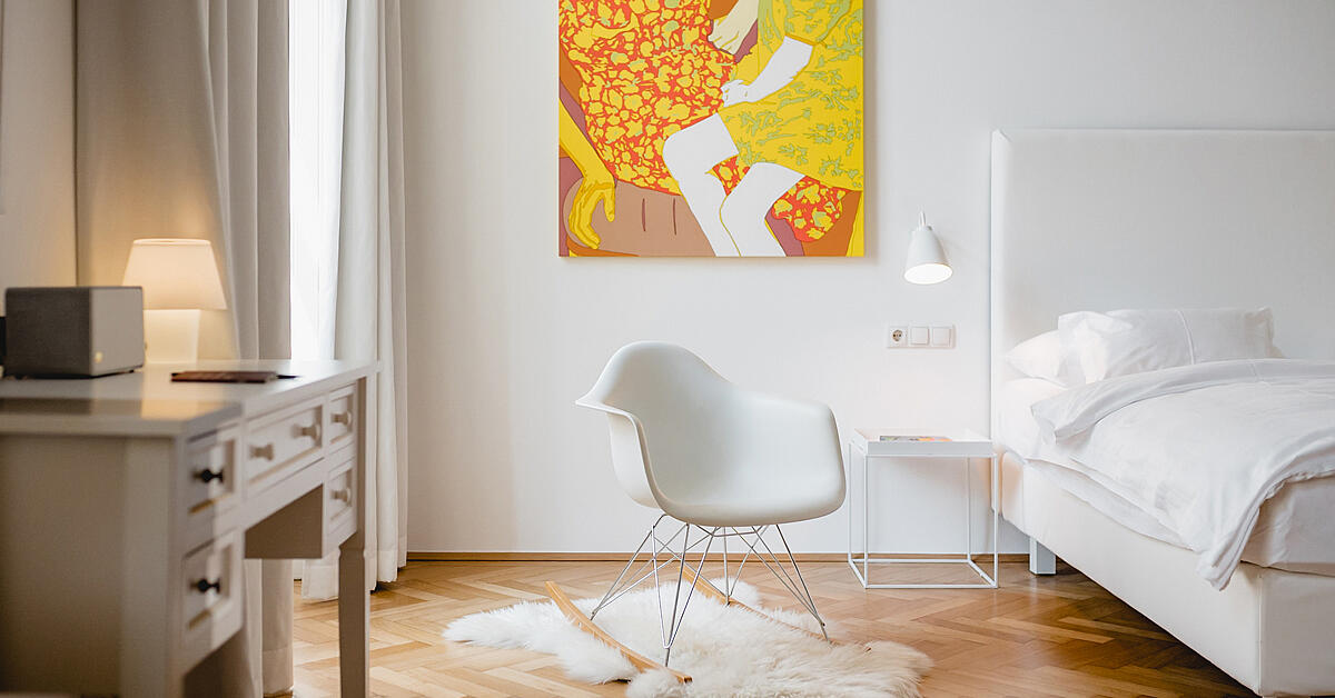 Une chambre de l'Altstadt Vienna, avec œuvre d'art et mobilier design.
