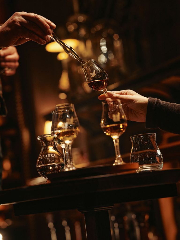 Un intérieur de The Fife Arms, à Braemar, chargé d’œuvres et d’objets.