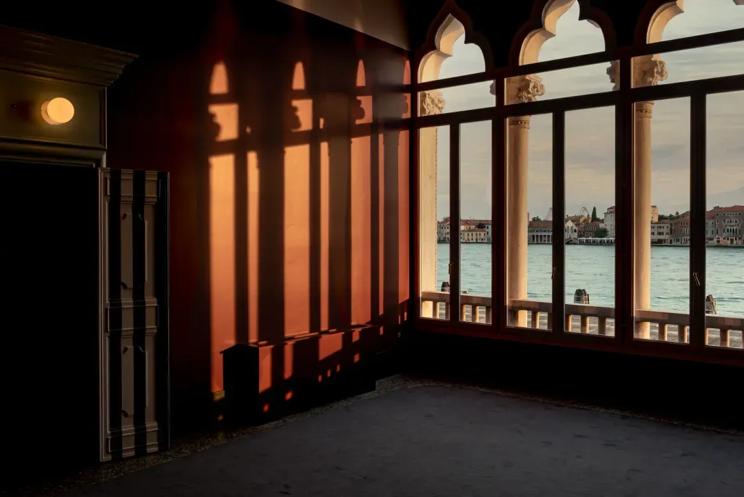 Un intérieur d’Il Palazzo Experimental, sur les Zattere, dessiné par Dorothée Meilichzon.