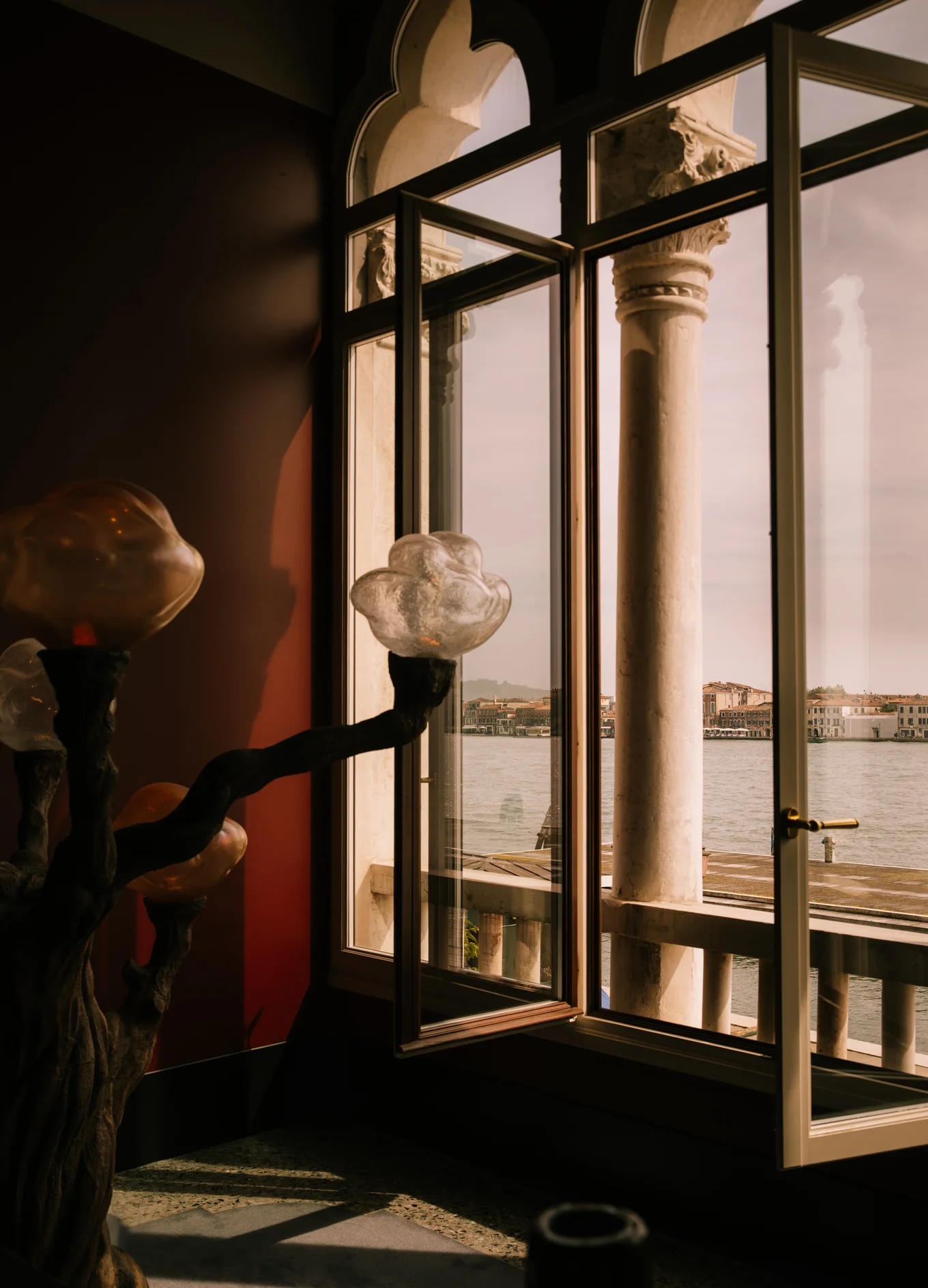 Les fenêtres d’Il Palazzo Experimental ouvertes sur le canal de la Giudecca.